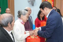 Генерал армии Лыонг Там Куанг вручает новогодние подарки в общине Хынглок, город Хюэ.