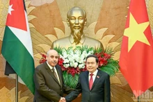 Председатель НС Чан Тхань Ман и председатель Палаты представителей Иордании Мазен Турки Эль Кади. Фото: Зюи Линь