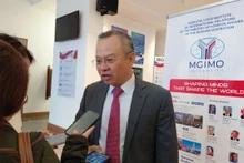 Заместитель председателя Комитета по вопросам обороны, безопасности и внешних связей НС Вьетнама Нгуен Мань Тиен отвечает на вопросы корреспондентов.