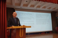 Посол России во Вьетнаме Геннадий Бездетко выступает с речью. 