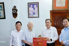 Председатель Национального собрания Чан Тхань Ман посетил и поздравил с Тэтом бывшего Президента государства Нгуен Минь Чиета. (Фото: ВИА)