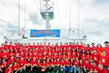 Делегация зарубежных вьетнамцев посетила военных и гражданских лиц в островном уезде Чыонгша и платформу DK1 в 2024 году.