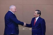 Член Центрального комитета партии, постоянный заместитель Заведующего Отделом ЦК КПВ по пропаганде и политическому воспитанию Лай Суан Мон и председатель Социалистической партии Венгрии (MSZP) Комьяти Имре. Фото: ВИА
