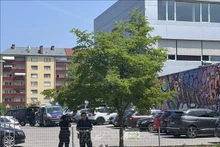 Полиция стоит на страже на месте стрельбы в школе в Граце, Австрия, 10 июня 2025 года. Фото: THX/TTXVN