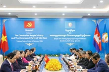 Генсекретарь То Лам и Председатель НПК Хун Сен совместно председательствовали на двусторонних переговорах между КПВ и НПК (Фото: ВИА)