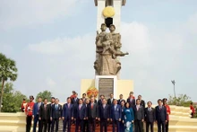 Генеральный секретарь То Лам вместе с высокопоставленной делегацией Вьетнама возлагает цветы и воскуряет благовония у памятника камбоджийско-вьетнамской дружбы в столице Пномпень. (Фото: ДИНЬ ЧЫОНГ)