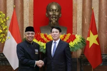 Президент Лыонг Кыонг и Посол Республики Индонезия во Вьетнаме Адам Мулаварман Туджио сфотографировались на память (Фото: ВИА)