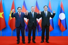 Премьер-министр Фам Минь Тьинь и Премьер-министр Камбоджи Хун Манет, Премьер-министр Лаоса Сонексай Сипхандон.