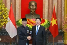 Президент Лыонг Кыонг и посол Индонезии во Вьетнаме Адам Мулаварман Тугио.