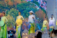 Модели демонстрируют на церемонии открытия 12-го фестиваля аозай в г. Хошимине.