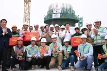 Премьер-министр Фам Минь Тьинь вручает подарки в знак поддержки строительным компаниям, работающим над возведением диспетчерской вышки в национальном аэропорту Зябинь.