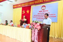 Член Политбюро, министр сельского хозяйства и окружающей среды Чан Дык Тханг выступает с речью.