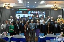 Делегаты фотографируются на память на конференции.