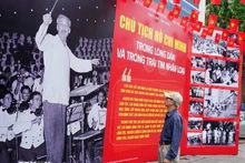 Житель столицы посещает фотовыставку «Президент Хо Ши Мин в сердцах народа и в сердце человечества» в Национальном информационном центре в Ханое Фото: ВИА