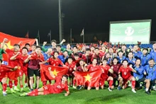 Тренерский штаб и игроки сборной Вьетнама U23 празднуют успех на финальном этапе чемпионата Азии U23 2026 года. (Фото: VFF)