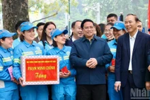 Премьер-министр Фам Минь Тьинь посещает цветочный сад Лечык, поздравляя с Новым годом работников санитарно-экологической службы компании URENCO.