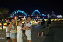 Иностранные туристы осматривают город Дананг в преддверии Тэт 2026 года. Фото: ВИА.