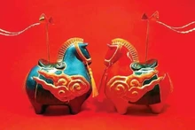 Конь с цветами абрикоса «взмывает» вместе с мечтой памяти