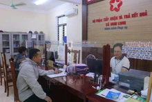 Граждане приходят для прохождения административных процедур в единый отдел общины Нгилонг (Нгилок, Нгеан). Иллюстрация фото: ВИА