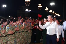 Руководители Партии и Государства присутствовали на политико-художественной программе «Под славным флагом»