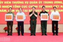 Генерал армии Нгуен Чонг Нгиа вручает подарки провинциальному партийному комитету, Народному совету, Народному комитету и коллективам провинции Анзянг. Фото: Фыонг Ву