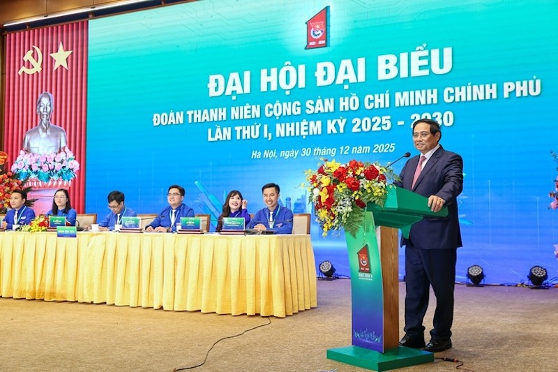 Премьер-министр Фам Минь Тьинь выступает на конференции. Фото: VGP