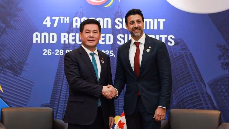 Министр промышленности и торговли Нгуен Хонг Зиен и Министр международной торговли Канады Маниндер Сидху. Фото: moit.gov.vn