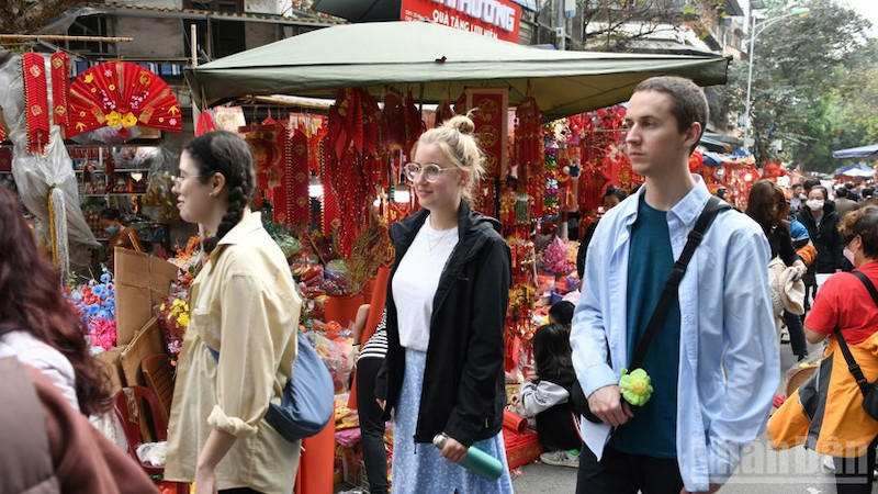 Иностранные туристы посещают Ханой. Фото: Тхант Дат