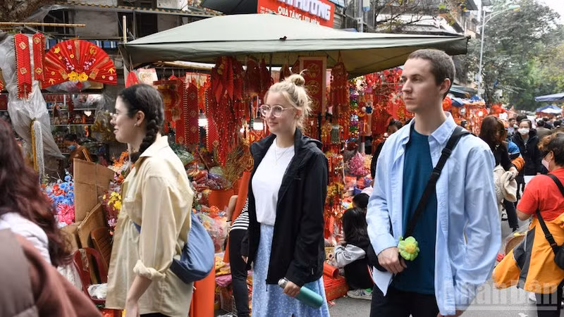 Иностранные туристы посещают Ханой. Фото: Тхант Дат