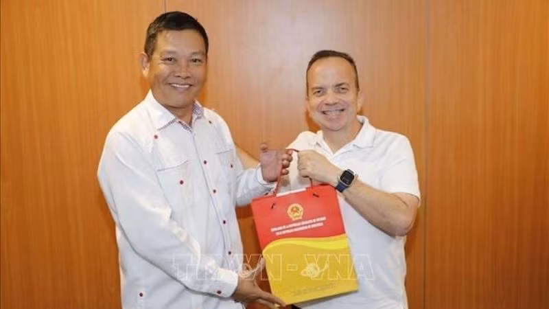 Посол Ву Чунг Ми и губернатор штата Португеса по вопросам экономического развития Висенте Боскан. Фото: ВИА