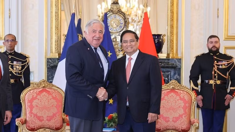 Премьер-министр Фам Минь Тьинь и Председатель Сената Франции Жерар Ларше. Фото: VGP