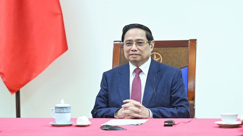 Премьер-министр Фам Минь Тьинь во время телефонного разговора. Фото: Чан Хай