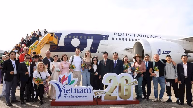 Церемония встречи 20-миллионного иностранного туриста, прибывшего во Вьетнам. Фото: Министерство культуры, спорта и туризма Вьетнама