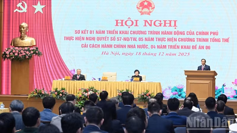 Премьер-министр Фам Минь Тьинь выступает на конференции. Фото: Чан Хай