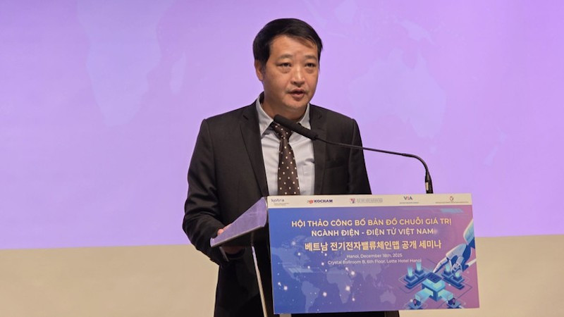 Заместитель директора Департамента по содействию торговле Буй Куанг Хынг выступает на мероприятии.