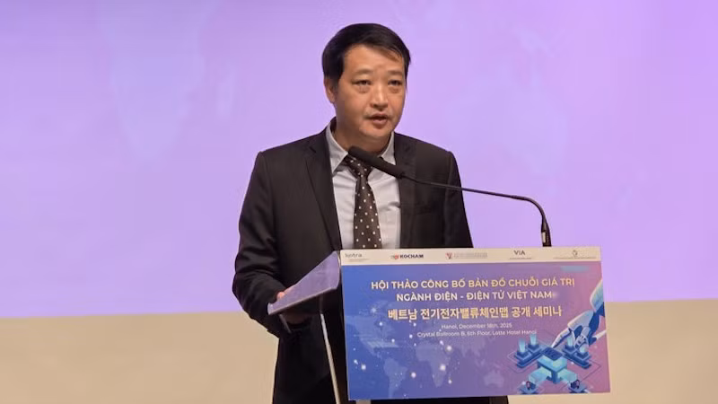 Заместитель директора Департамента по содействию торговле Буй Куанг Хынг выступает на мероприятии.