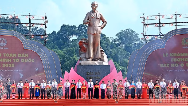 Церемония открытия памятника «Дядя Хо в Танчао».