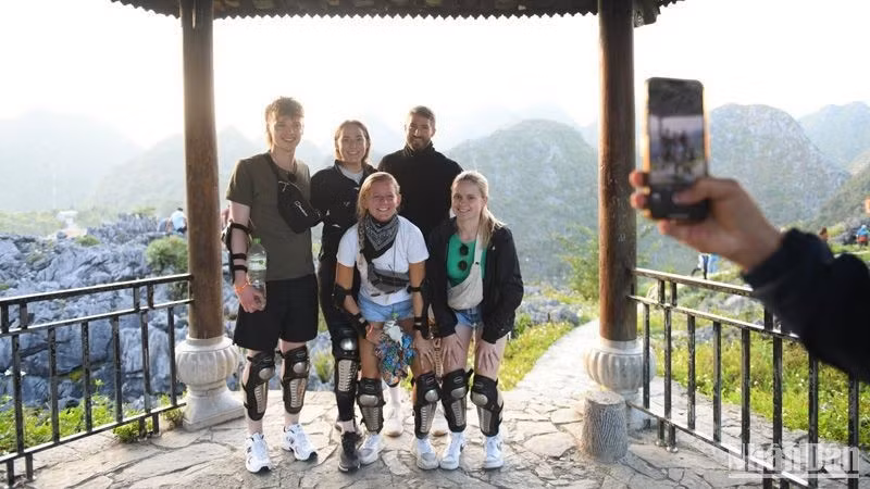 Параллельно с визовой реформой отрасль туризма реализует программу стимулирования туристического развития 2025 года. Фото: Тхань Дат