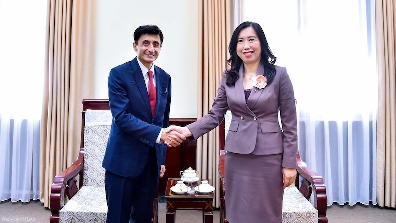 Заместитель министра Ле Тхи Тху Ханг и полицейский советник ООН Файсал Шахкар. Фото: baoquocte.vn 