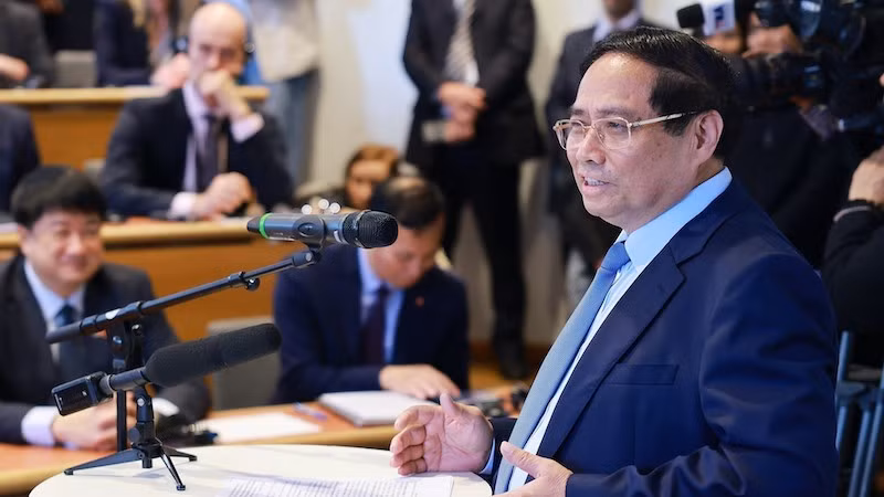 Премьер-министр Фам Минь Тьинь выступает с политической речью. Фото: ВИА