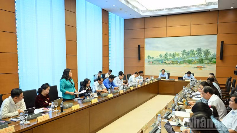 Групповое обсуждение на 10-й сессии НС XV созыва (21 октября). Фото: Тхюи Нгуен