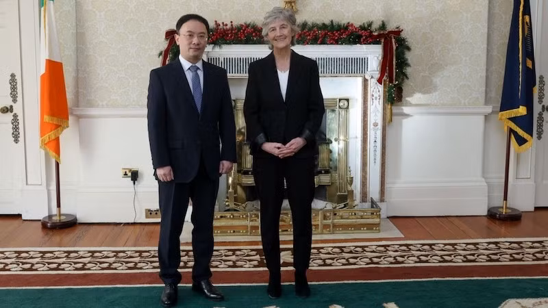 Посол Вьетнама в Ирландии Фам Тоан Тханг и Президент Ирландии Кэтрин Коннолли. Фото: baoquocte.vn