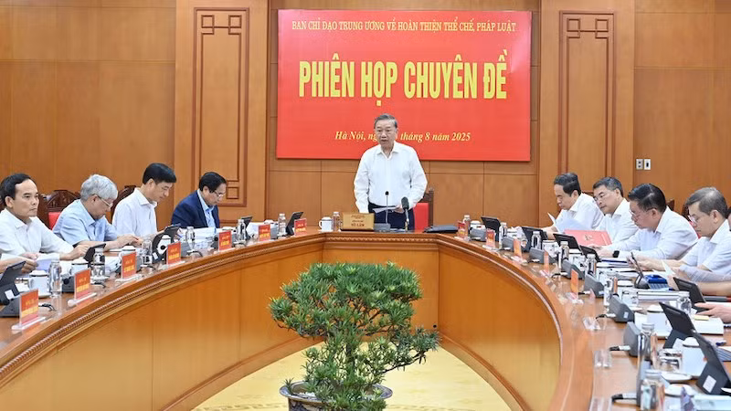 Генеральный секретарь ЦК КПВ То Лам выступает на заседании. Фото: Данг Кхоа