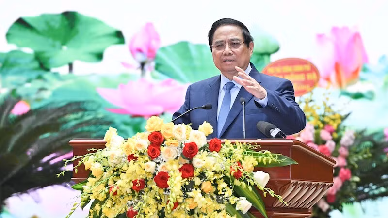 Премьер-министр Фам Минь Тьинь выступает на конференции. Фото: Чан Хай