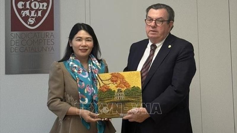 Заместитель генерального аудитора Ха Тхи Ми Зунг и председатель Счетной палаты Каталонии Микель Салазар Канальда. Фото: ВИА