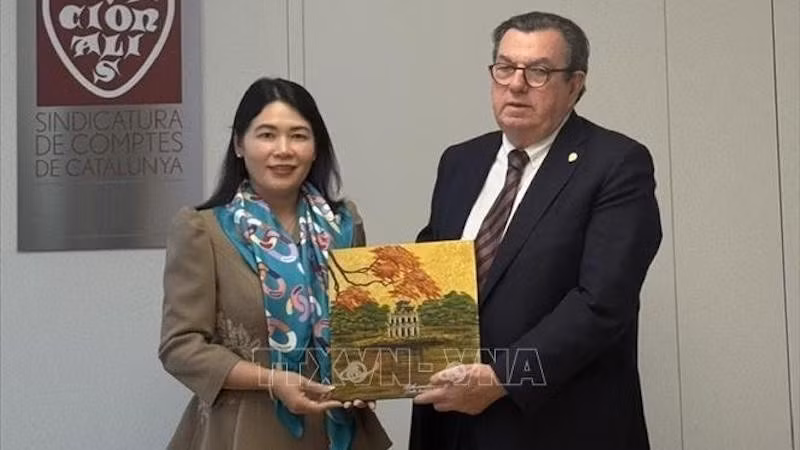 Заместитель генерального аудитора Ха Тхи Ми Зунг и председатель Счетной палаты Каталонии Микель Салазар Канальда. Фото: ВИА