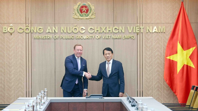 Министр общественной безопасности Лыонг Там Куанг и председатель Делового совета ЕС-АСЕАН Йенс Рюбберт. Фото: ВИА