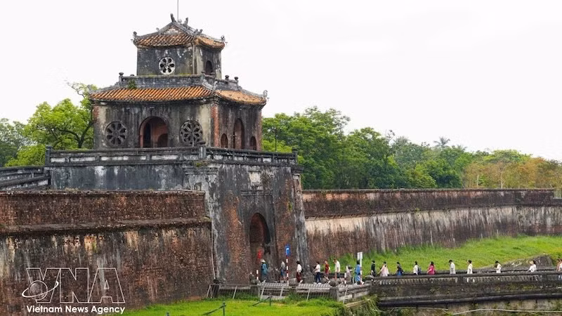Туристы посещают Императорскую цитадель Хюэ. Фото: ВИА