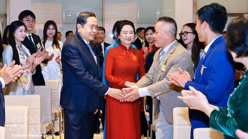 Председатель Национального собрания Чан Тхань Ман и его супруга встречаются с сотрудниками Посольства и представителями вьетнамской диаспоры в Италии. Фото: ВИА