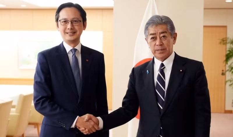 Посол До Хунг Вьет и и Министр иностранных дел Японии Ивая Такеши. Фото: МИД Вьетнама